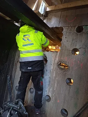Betonghåltagning för rör genom en betongvägg