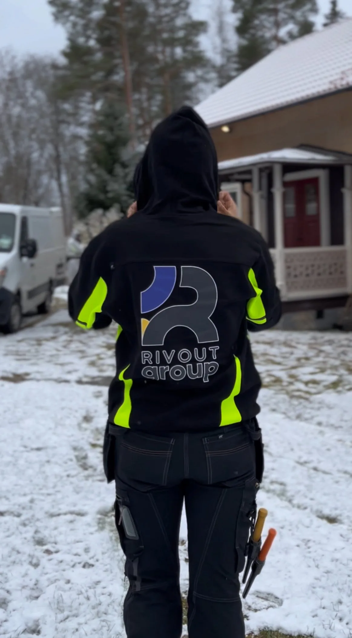 Rivout Groups medarbetare genomför kontroll ute i fält
