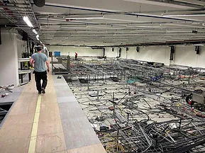 Överblick över arbetsplatsen från plan två under pågående rivning