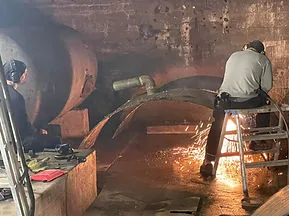 Rivout Group kapar metall vid rivning av en stålkonstruktion